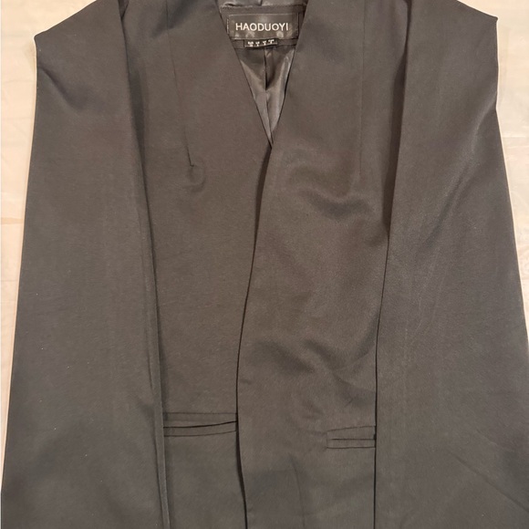 Black Sleeveless Vest Cloak - Picture 3 of 6